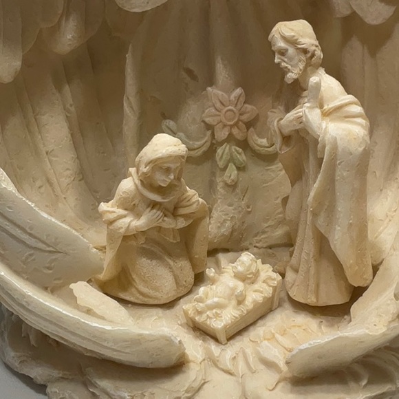 Angel Enveloping The Nativity Baby Jesus, Mary and Joseph Large Resin Figurine - Picture 2 of 10